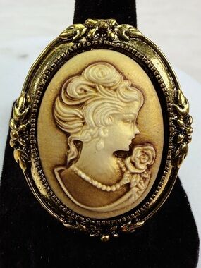 Gorgeous, aged goldtone, adjustable, cameo statement, cocktail ring